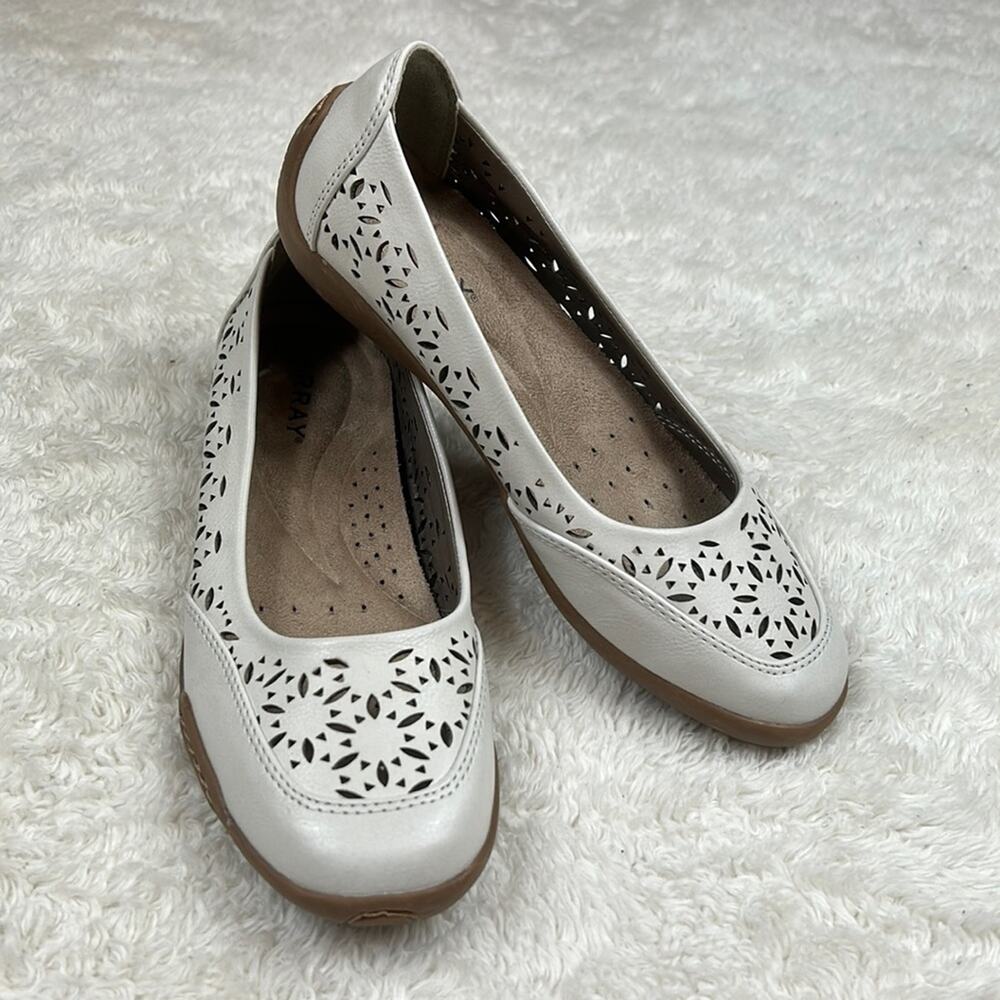 Array‎ Jordan  lasercut cream faux leather slip on ballet flats, shoes size 4.5